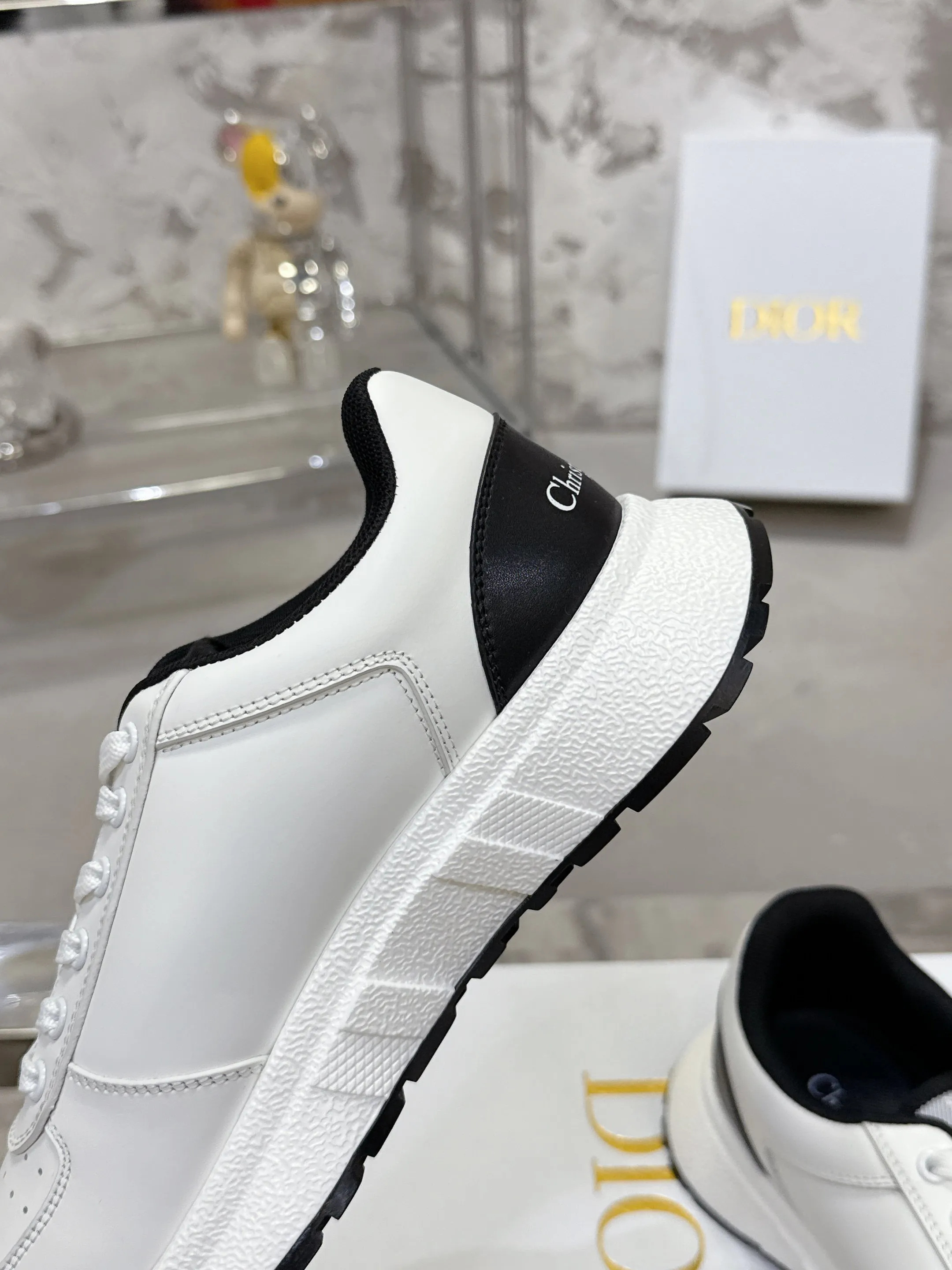 Factory price 680💰 Top version! ! ! Dior Dior's latest Run'n'Dior series, couple's thick-soled casual sneakers, originally purchased, developed and manufactured. This Run'n'Dior reinterprets sports style with an elegant and fashionable shape. The upper is crafted from white mesh fabric and features the Christian Dior Paris signature on the laces and heel. The exquisite two-color sole is light and soft, which can add a high-end temperament to all kinds of casual looks. Exquisite packaging at the delivery counter 🛍📦 ▪️Fabric: Original customized imported first-layer cowhide ▪️Inner lining: Imported original lining ▪️Sole: Original molded non-slip TPU material ▪️Size: Women's 35-41 / Men's 39-46 (Female 40 41 / Men's 38.45.46 customized)